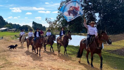 Voluntários usam cavalos para levar literatura a famílias isoladas no interior do Rio Grande do Sul