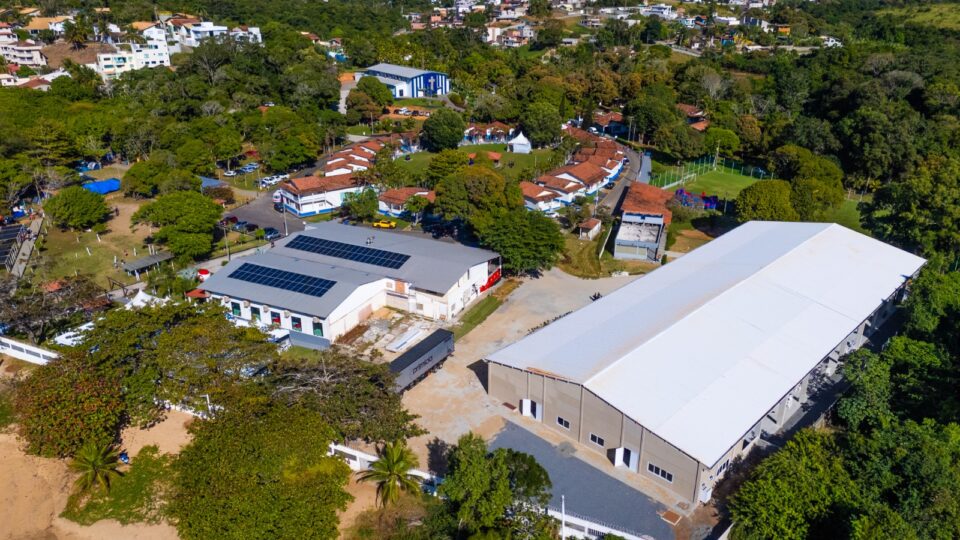 Arena fica nos fundos do refeitório, ao lado do campo de futebol e próximo a praia. (Foto: Matheus Amaral) 