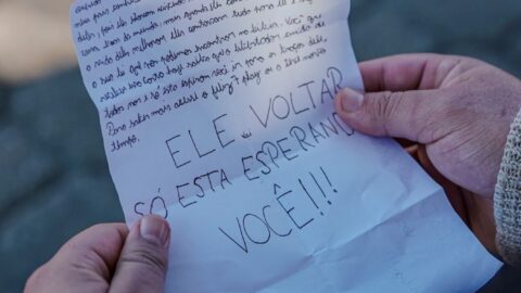 Cartas escritas por desbravadores levam esperança às ruas de Saquarema