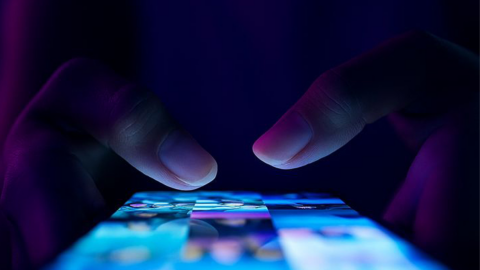 Com presença crescente na internet, idosos enfrentam fraudes cada vez mais sofisticadas — veja como se proteger
