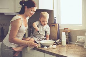 Criança na cozinha traz muitos benefícios