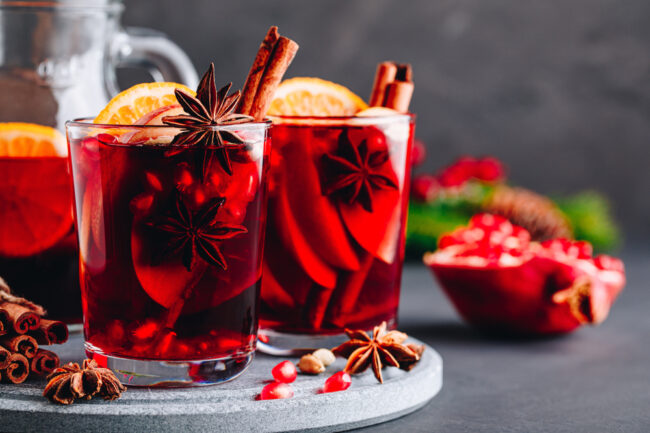 copo com suco vermelho e decoração de natal