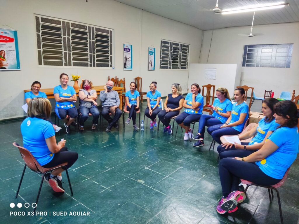 Grupo de pessoas adventistas participando de uma reunião de clube de saúde, discutindo estilos de vida e dietas saudáveis.
