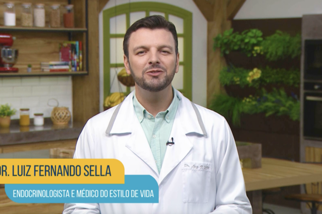 Doutor Luiz Fernando Sella, endocrinologista e médico do estilo de vida, apresenta o Momento Vida e Saúde em um cenário de cozinha moderna.