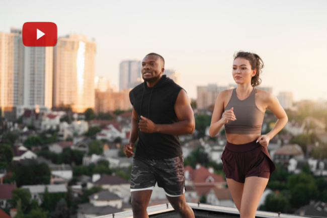 Duas pessoas correndo em uma área com vista para a cidade, ilustrando como os exercícios físicos são diferentes.