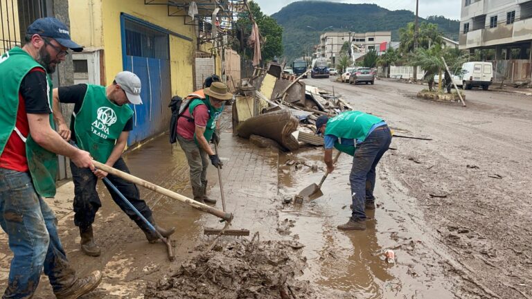 Carreta da Alegria arrecada 1400l de leite em apoio do social