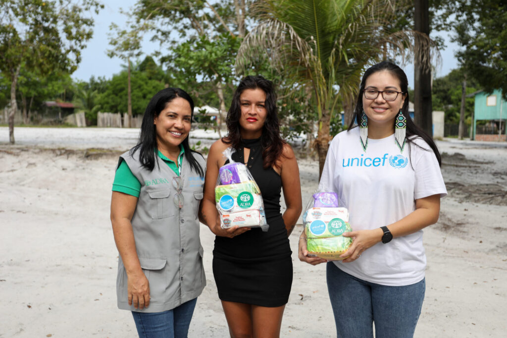 ADRA, em parceria com o UNICEF, realiza doação de kits de absorventes em comunidades ribeirinhas