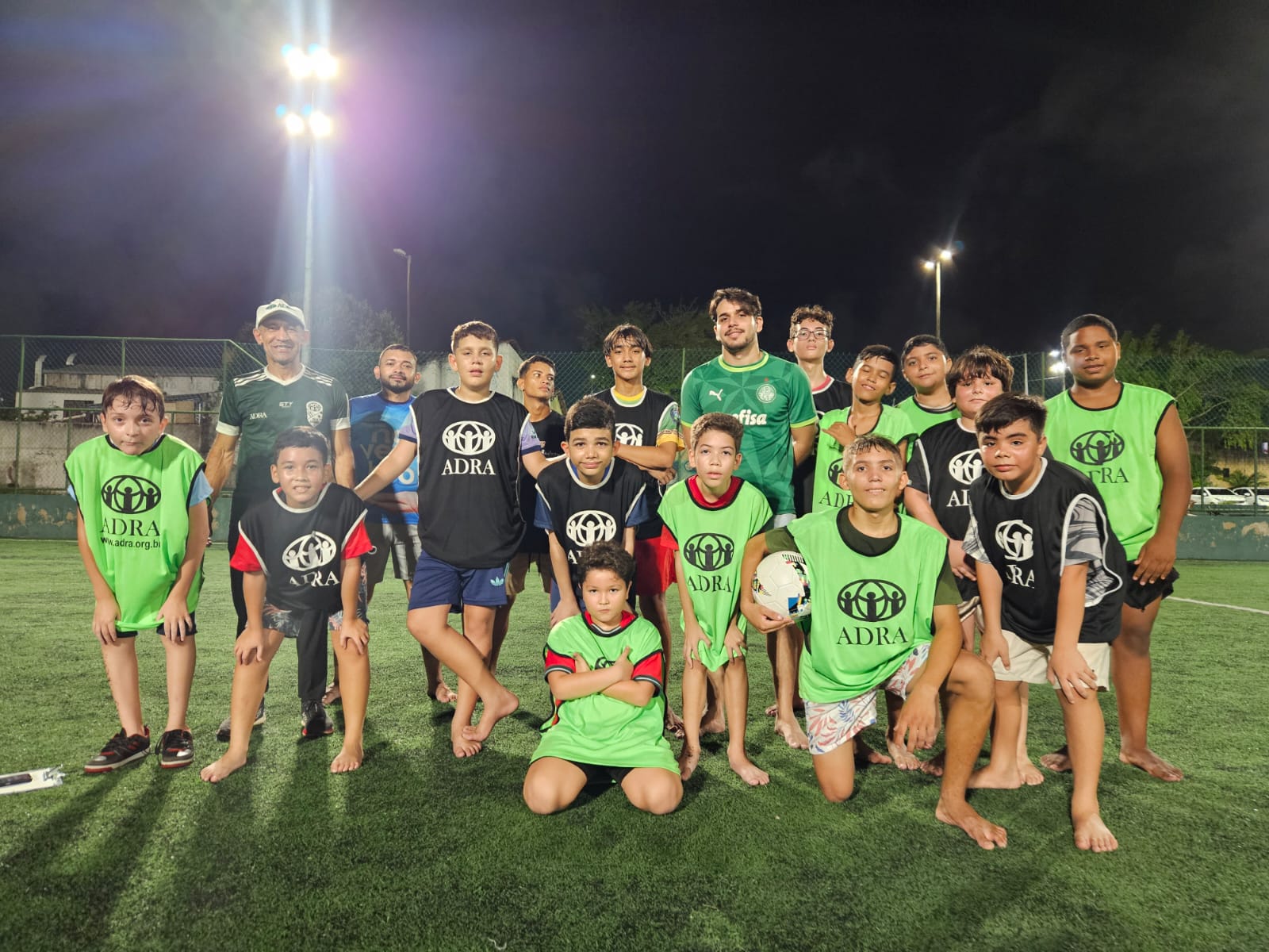 imagem criancas nno projeto gol de esperança