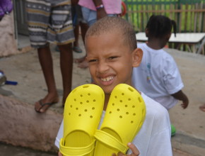 Parceria da ADRA Brasil leva sandálias para crianças de Salvador