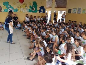 Colégio Adventista doa bíblias para escola pública