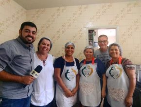 Voluntários doam marmitas e transformam vidas (Globo PR)
