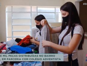 Colégio Adventista de Itajaí distribui mais de mil peças de roupas no bairro Imaruí