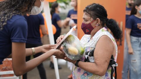 TV Gazeta (Globo) | Voluntários criam Geladeira Solidária para doar livros, legumes e verduras