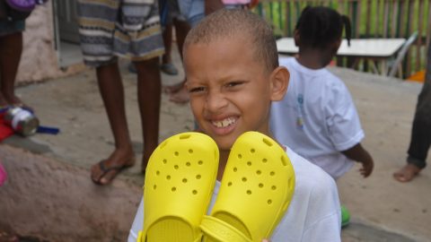 Parceria da ADRA Brasil leva sandálias para crianças de Salvador