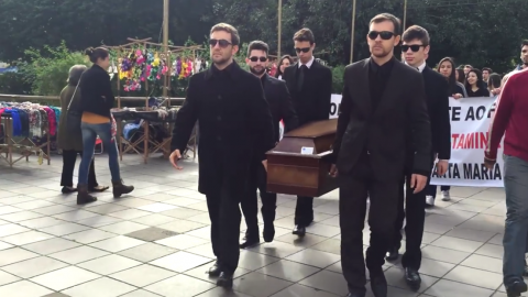 Colégio Adventista de Santa Maria realiza "enterro" em calçadão
