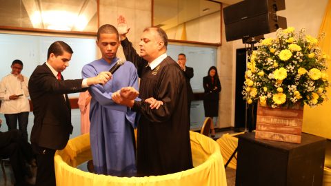 Evangelismo do Ministério da Mulher batiza mais de 100 pessoas