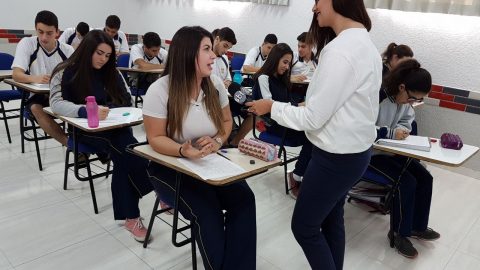 Alunos escrevem cartas para presidiários - Rede Massa (SBT Paraná)