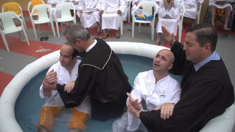 Adventistas levam 55 detentos ao batismo em Itajaí