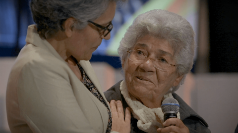 Homenagem Dia do Professor - Aluna e professora se reencontram 40 anos depois