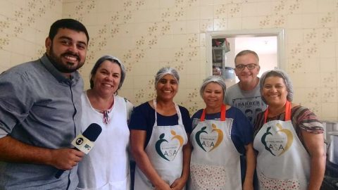 Voluntários doam marmitas e transformam vidas (Globo PR)