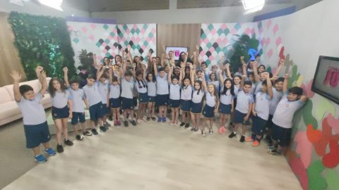Alunos da Escola Adventista de Maringá cantam na TV no Dia das Crianças