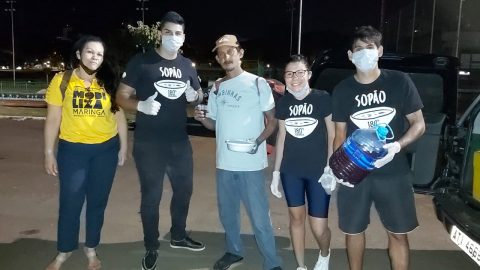 Voluntários entregam marmitas durante isolamento (Globo/Record/Band)
