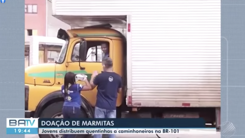 Desbravadores distribuem marmitas para caminhoneiros. | BATV REDE GLOBO