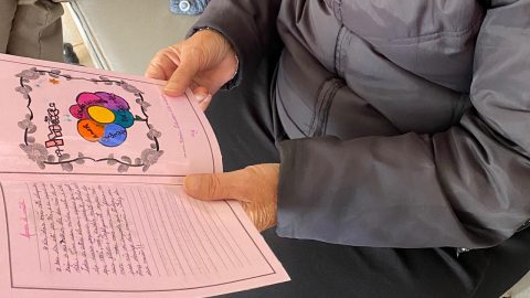 RIC Record: Alunos de Maringá escrevem cartinhas para homenagear idosas no Dia das Mães