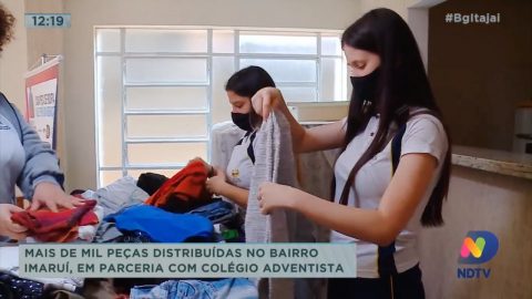 Colégio Adventista de Itajaí distribui mais de mil peças de roupas no bairro Imaruí