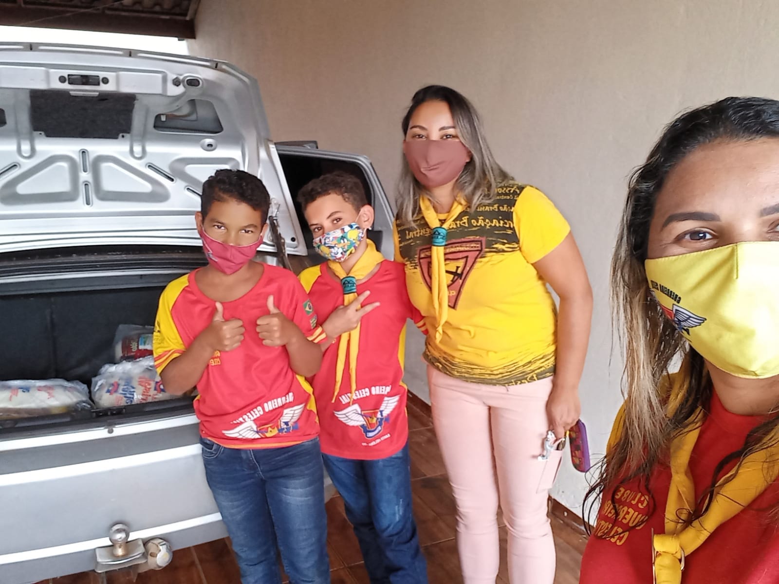 IGREJA NA MÍDIA | Voluntários fazem 'Varal da Solidariedade' com 500 peças de roupas em Santa Helena