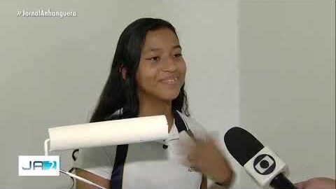 Estudantes ajudam mulher com dificuldades financeiras a pintar casa em Goiânia