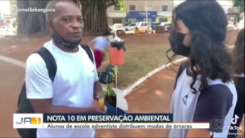 Na mídia | Estudantes distribuem mudas de árvores em Goiânia