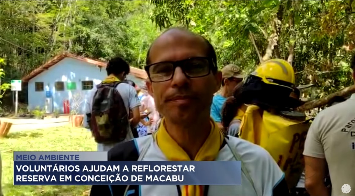 Voluntários ajudam a reflorestar reserva em Conceição de Macabu