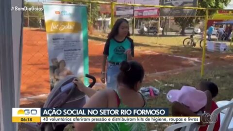 TV Anhanguera | Voluntários distribuem roupas e kits de higiene para população carente