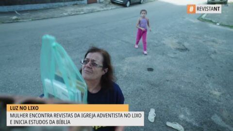 Revistas descartadas no lixo despertam interesse de mulher pelo estudo da Bíblia